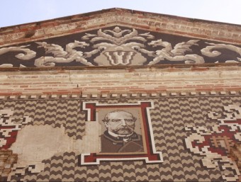 Façana del palauet on hi figura el retrat del besavi de l'alcaldessa de València. ALBERT FERRER