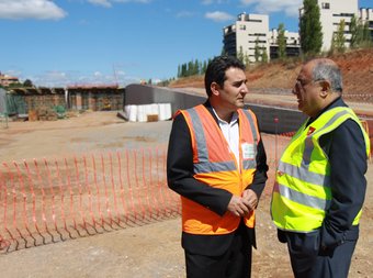 L'alcalde de Sabadell, Manuel Bustos, i el conseller, Joaquim Nadal, ahir, a les obres de la ronda Oest de Sabadell E.A