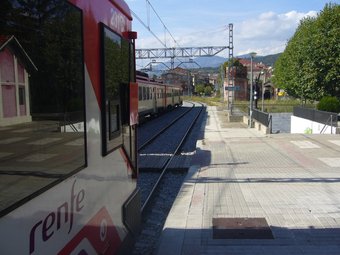 Dos trens es creuen a l'estació de Ribes de Freser, on no paren cap dels dos serveis semidirectes entre Puigcerdà i Barcelona JORDI CASAS