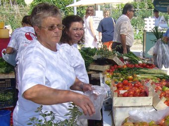 Una parada de fruita i verdura de les hortes de Vilabertran.  JORDI CASAS