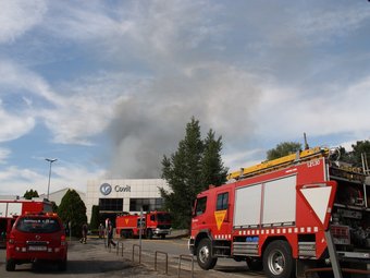 Els bombers van trigar força estona a controlar l'incendi de la fàbrica taps i recipients de perfumeria de Torelló ACN