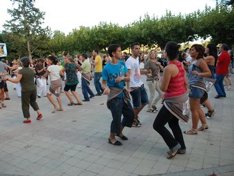 Unes 500 persones van participar a la festa, a la plaça de l'Arenal. EL PUNT