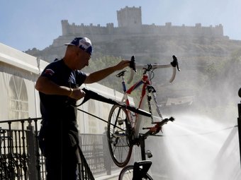 Un mecànic del Katuixa neteja la bicicleta de Joaquim Rodríguez, ahir a Peñafiel. EFE