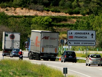 Camions, cotxes i motos, circulant dimarts per l'N-II a l'alçada de Biure. MANEL LLADÓ