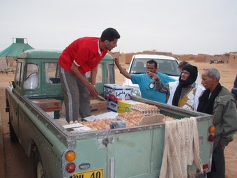 Entrega d'aliments a la regió Tarbia del campament Alaayoun. ARXIU