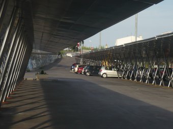 Els cotxes aparcats a sota les pèrgoles que carregaran l'energia solar. E. FERRAN