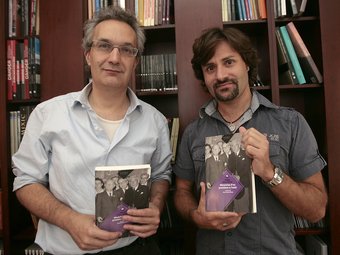 Enric Pujol i Jordi Gaitx, ahir, a la seu de l'editorial Viena, en la presentació del llibre de memòries. JOSEP LOSADA