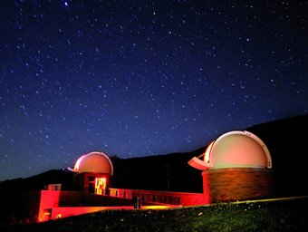 El Parc Astronòmic del Montsec en una imatge nocturna. El parc és un espai complementari a l'Observatori científic, amb petits telescopis destinats a la divulgació de l'astronomia entre el gran públic. JORDI BAS