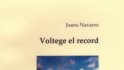 Coberta del llibre «Voltege el record», de Joana Navarro.