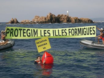 Una protesta que va fer l'entitat ecologista Greenpeace el 2007 per reclamar la reserva marina de les Formigues. EFE