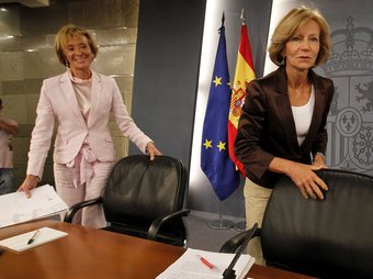 Les vicepresidentes de la Vega i Salgado, en la roda de premsa posterior al Consell de Ministres d'ahir. EFE