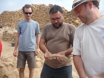 Ells arqueòlegs mostren les restes d'un morter itàlic del segle I abans de Crist. R.ROYO