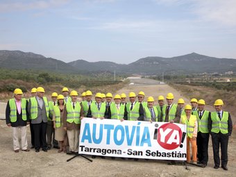 Els representants d'agents econòmics catalans, aragonesos, navarresos i bascos van reclamar la represa de l'A-27 sobre el terreny, a Masmolets. J. FERNÀNDEZ