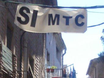 Dues pancartes a favor de l'MTC per a Ascó, ahir en un carrer del municipi de la Ribera d'Ebre. A. PORTA