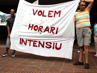 La manifestació que ahir es va fer davant el Departament d'Educació a Barcelona. ACN