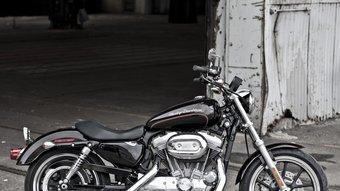 Ja se sap que la imatge és un valor molt important per a Harley-Davidson. I en la Super Low ho certifica el perfeccionament dels acabats del motor Evolution 883, amb cilindres i culates recoberts amb pols platejada i tapes de balancins cromades.