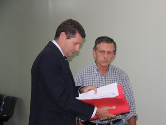 Joaquim Boadas i el pare de la víctima, Josep Juncosa, ahir als jutjats de Lleida. ACN