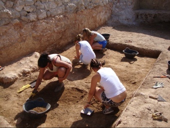 Treballs d'excavació que s'hi realitzen a la Pobla d'Ifach. ARXIU