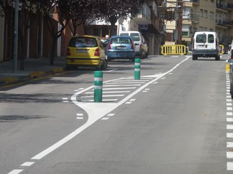 El desplaçament de l'eix de la calçada al carrer Prat de la Riba, que afavoreix que els vehicles vagin més lents M.C.B