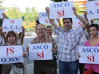El Grup Veïnal de la Ribera d'Ebre i la plataforma ASCO manifestant-se davant del Ministeri d'Indústria. CEDIDA