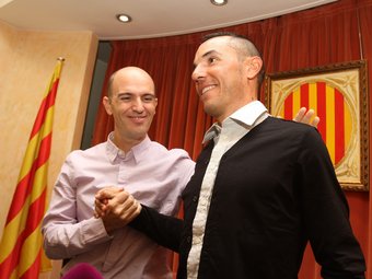 Quim Rodríguez, a la dreta, felicitat per Sergi Mingote, regidor d'Esports.  GRISELDA ESCRIGAS / EL 9 NOU