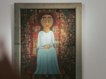 ‘La nina' (1956) representa una dona en posició regnant, envoltada d'una mena de mosaic fet amb collage ROBERT RAMOS