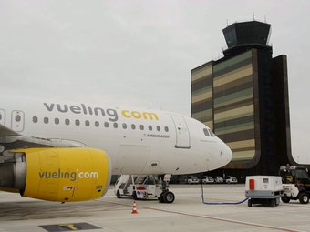 Un avió de Vueling a l'aeroport de Lleida, que ara oferirà vols a Barcelona ARXIU