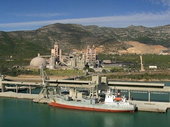 El port de la cimentera d'Alcanar amb la fàbrica al fons. L.M