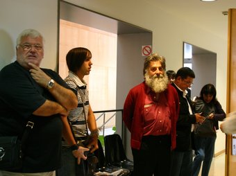 Pere Mià , amb barba, acompanyat de testimonis i coneguts, abans de començar el judici. M. BARRERA