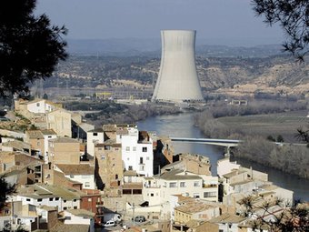 Vista d'Ascó amb la xemeneia de la central nuclear al fons REUTERS