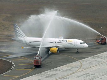 Montilla va “estrenar“ el vol entre Lleida i Barcelona a la inauguració del nou aeroport lleidatà ARXIU