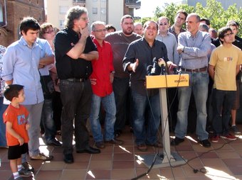 Representants d'ERC, encapçalats per Joan Tardà i Joan Ridao, durant un acte ahir a Terrassa amb un grup de sindicalistes ESTEFANIA ESCOLÀ / ACN