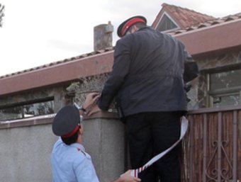 Una patrulla dels Mossos encintant el domicili de l'acusat, als afores de Sant Pere Pescador EDDY KELELE / CLICK ART FOTO