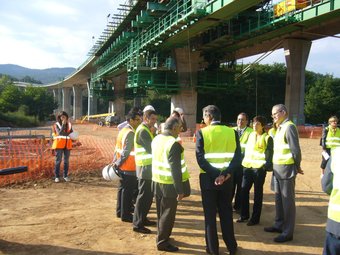 Les obres de desdoblament del viaducte de Sant Sadurní d'Osormort, durant la visita del conseller Nadal. O.M