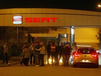 Entrada de la fàbrica de Seat ahir, on un grup de sindicalistes van fer una foguera a primera hora del matí JUANMA RAMOS