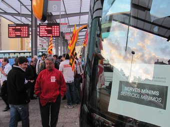 A l'esquerra, fadfasfd. A la dreta, piquets dels sindicats a l'estació d'autobusos de Girona ahir a primera hora del matí. MANEL LLADÓ / DANI VILÀ