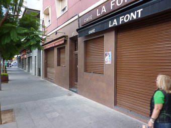 Imatge de comerços tancats a Sant Adrià de Besòs. LL.A