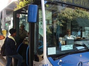 Un dels autobusos de Palma, amb el cartell de “serveis mínims”. ACN