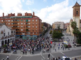 Unes 200 persones es van concetrar davant l'Ajuntament de Cerdanyola C.A.F