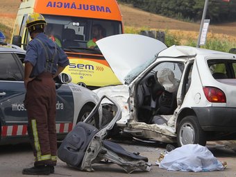 Els serveis d'emergència al costat del cotxe accidentat moments després de la topada JORDI RIBOT / CLICK ART FOTO