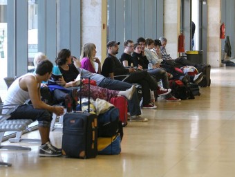 Viatgers a la terminal d'arribades de l'aeroport de Girona, en una imatge d'arxiu. MANEL LLADÓ