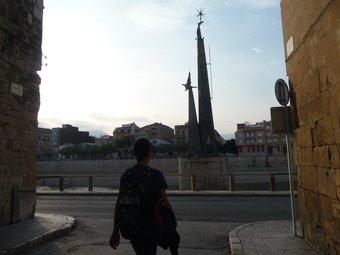 El monument franquista de Tortosa ocupa la pilastra de l'antic pont de la Cinta, volat pels republicans. G.M