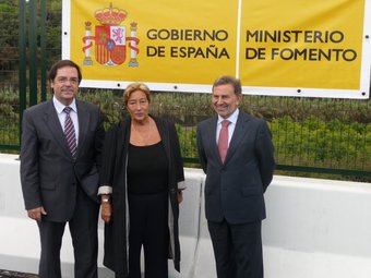González, a la dreta, amb el delegat del govern, Joan Rangel i l'alcaldessa de Malgrat, Conxita Campoy. T.M