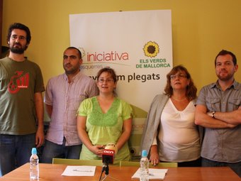 El coordinador d'Iniciativa d'Esquerres, David Abril, (primer per la dreta), amb el coordinador d'Els Verds, Antoni Seguí, (segon per l'esquerra), abans de la roda de premsa. AGÈNCIES