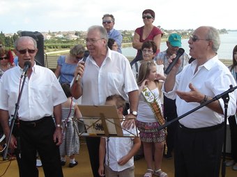 Diferents grups locals, com Generacions, i altres entitats culturals dels dos municipis van participar en la festa per celebrar la inauguració del nou pont. A.P