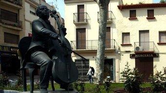 El monument al mestre, a la plaça Nova, ha estat restaurat recentment.  JUANMA RAMOS
