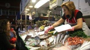 Imatge recent de la parada de peixos Serra al mercat de Girona, a la plaça del Lleó.  MANEL LLADÓ
