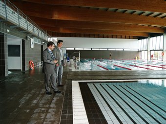 L'alcalde de Vilassar de Mar, Joaquim Ferrer, visita les obres de la piscina.