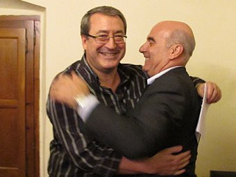 El nou alcalde, Joaquim Pradel, felicitat per l'alcalde sortint, Josep Fàbrega J.N