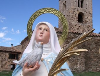 La nova imatge de la santa, amb l'església de Fitor al fons.